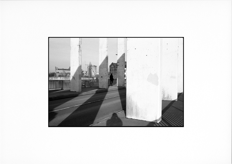 photographie argentique - tirage noir et blanc - photo de rue - Silhouette sur le pont
