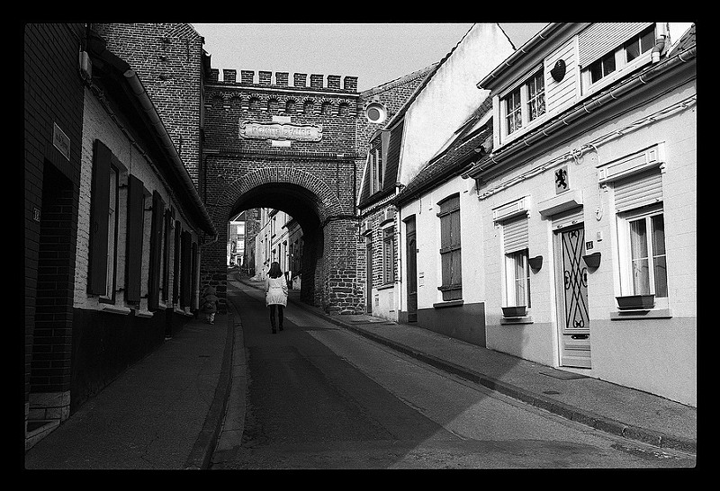 Photographie noir et blanc argentique - Dans la rue avec le Pentax P30n - vieilles rues du Nord