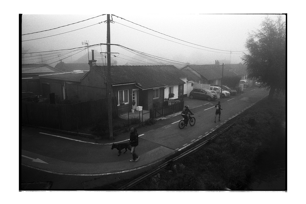 Jour de brouillard en noir et blanc avec une Fomapan 100 ISO. Les bases de la photographie argentique avec un 24x36  et une pellicule 135. Belles nuances de gris et noirs profonds. Photos prises dans le Nord à Marquette