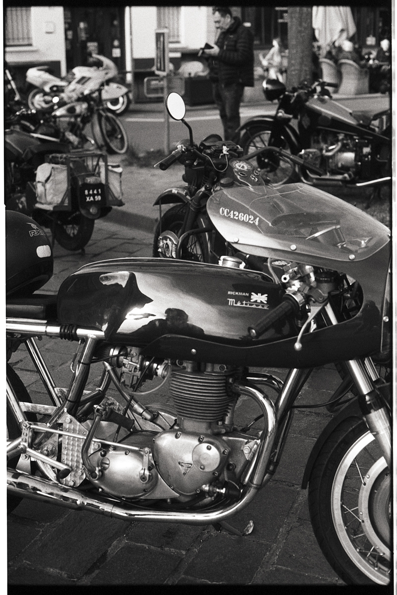 Moto collection photographie en noir et blanc argentique à Lille. Photographe professionnel argentique.